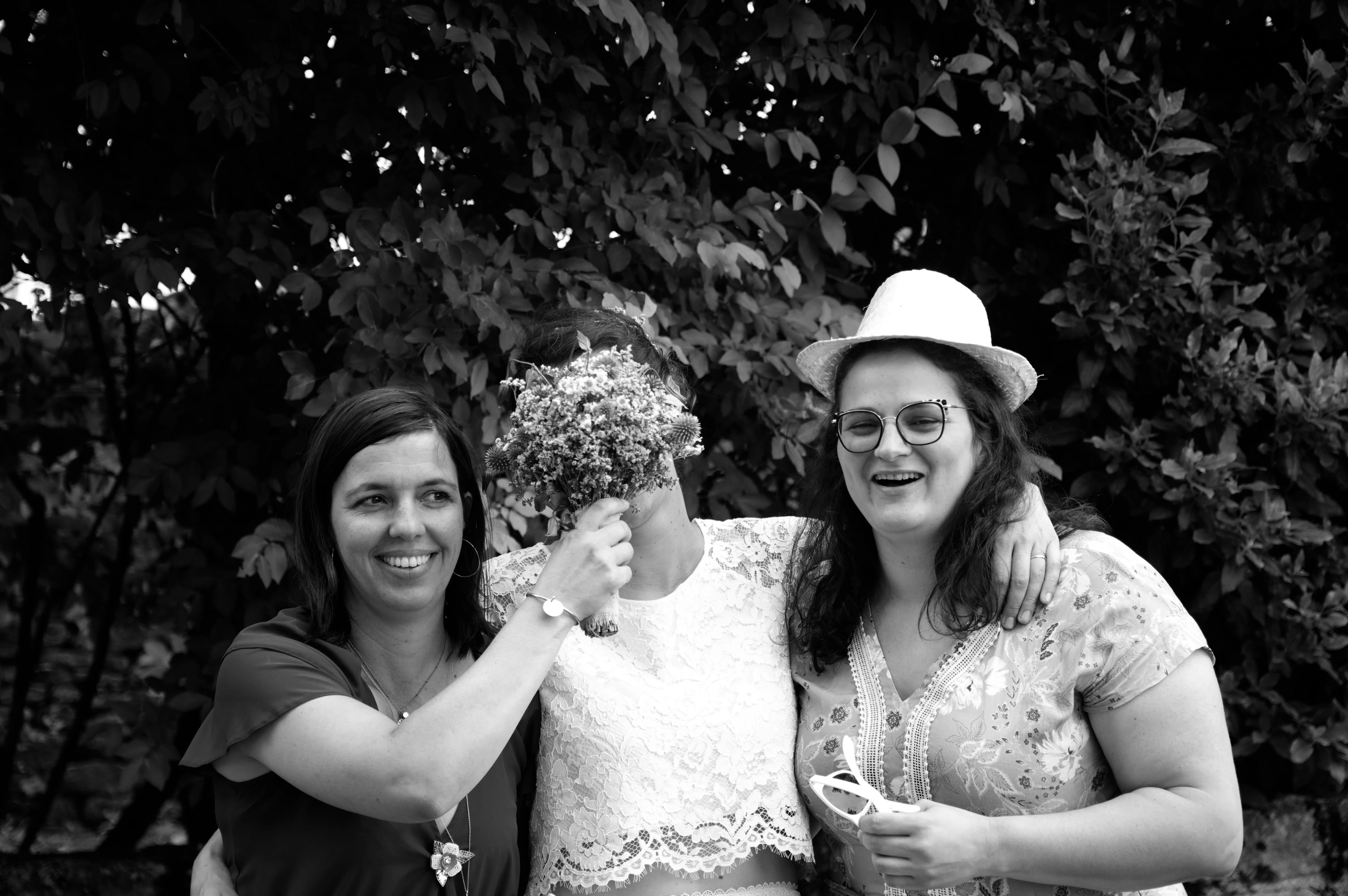 Mariée tenant un bouquet devant son visage à espalion